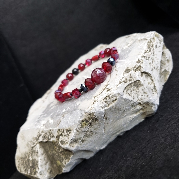 F18 Petite Wrist Blood Red Burgundy Glass Bracelet Aurora Borealis Handmade - Picture 10 of 12